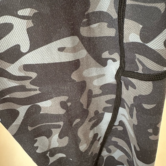 Zyia Grey Camo Cropped Leggings size 12 - Picture 4 of 6